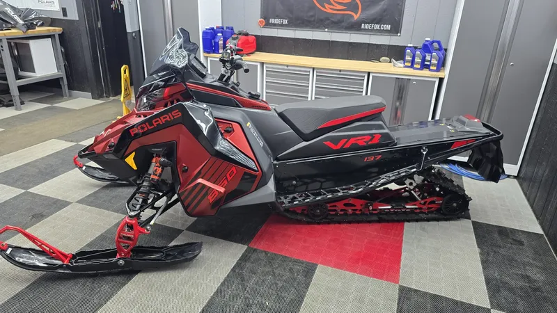 850 INDY VR1 137 Dynamix SC ES